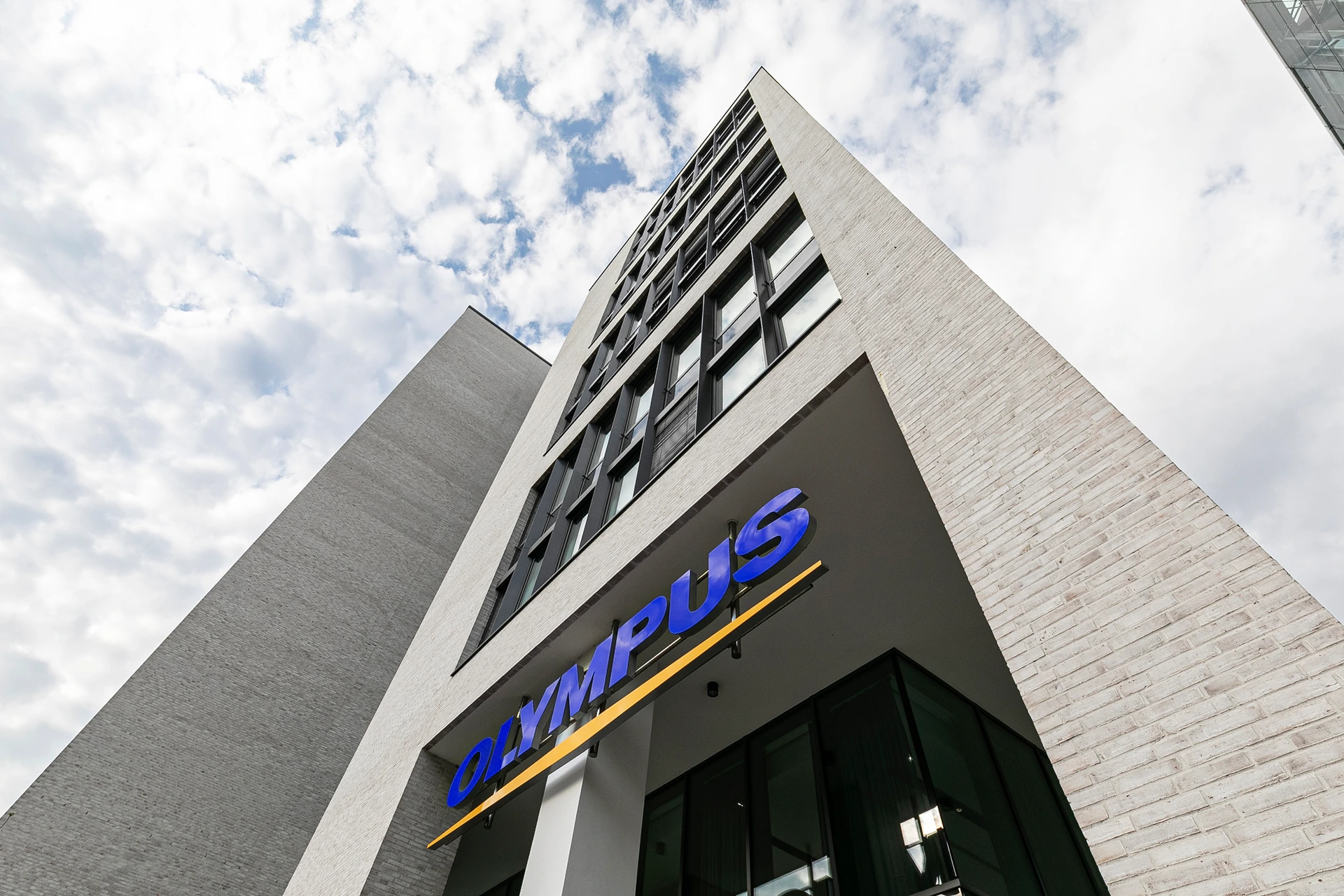 1_olympus_emea_zentrale_außenperspektive.jpg