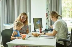 gespräch-ärztin-01-institut-fotoshooting-nozy-andreas pfohl-220727_0134