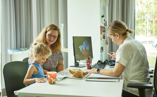 gespräch-ärztin-01-institut-fotoshooting-nozy-andreas pfohl-220727_0134