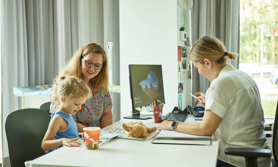gespräch-ärztin-01-institut-fotoshooting-nozy-andreas pfohl-220727_0134
