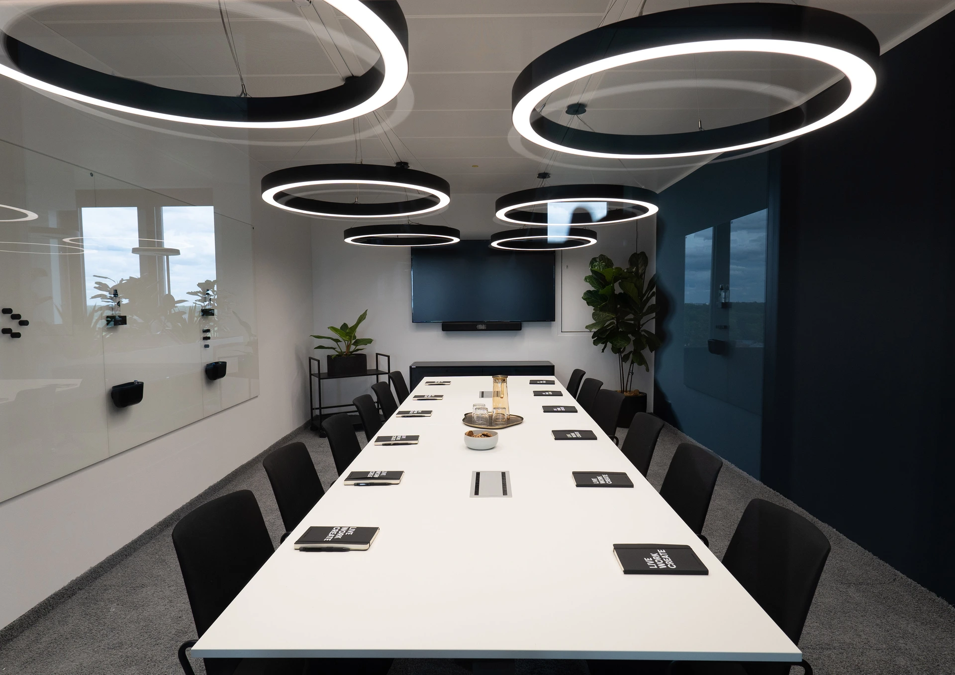 Besprechungsraum agile, runde Leuchten, Superweiß, schwarz, Bildschirm