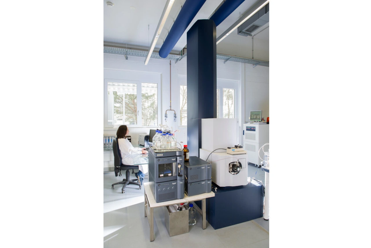 Wissenschaftlerin arbeitet an gekoppeltem Massenspektrometer am BGC