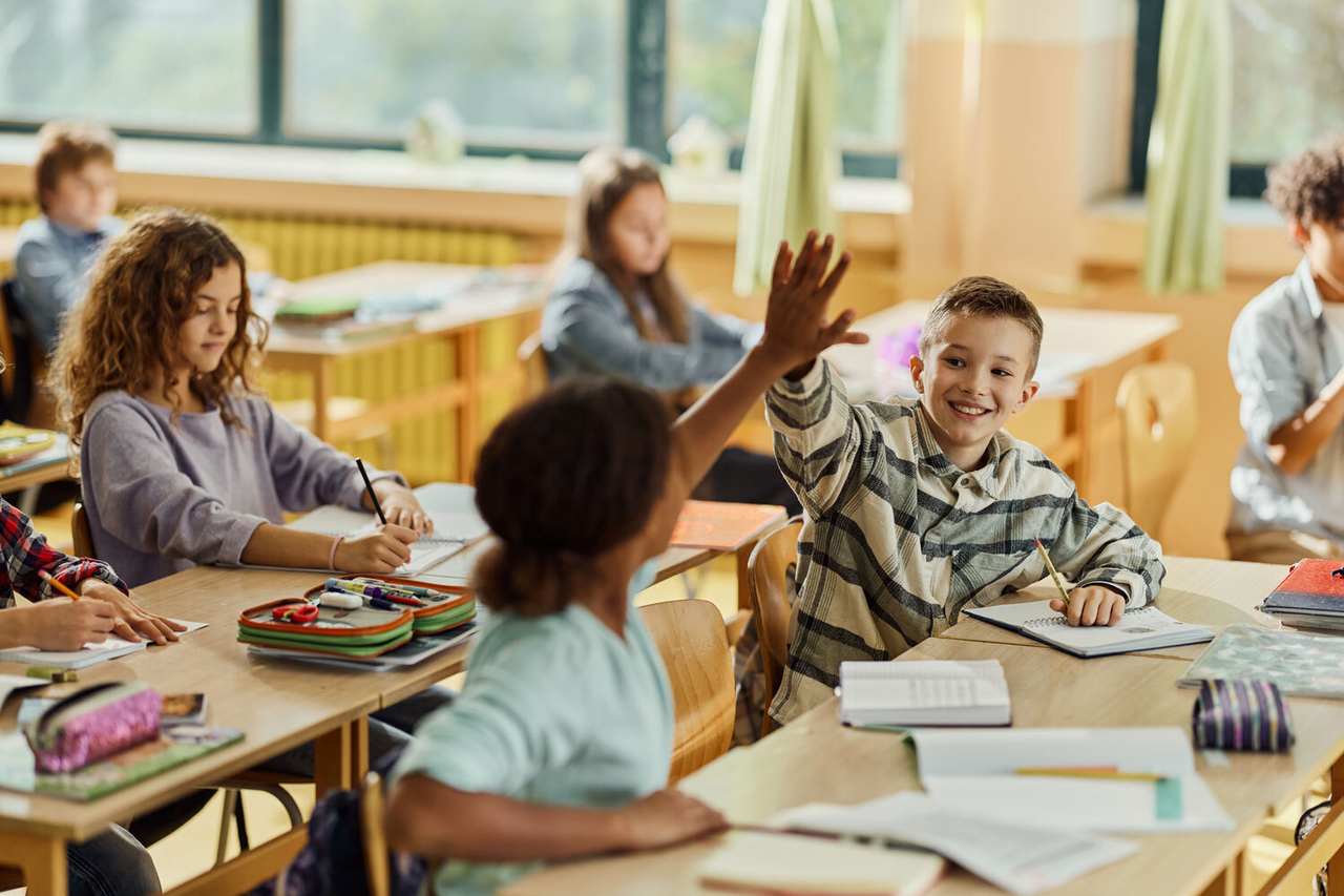 Sozial-emotionale Kompetenzen fördern mit Ben & Lee Schüler*innen geben sich High Five