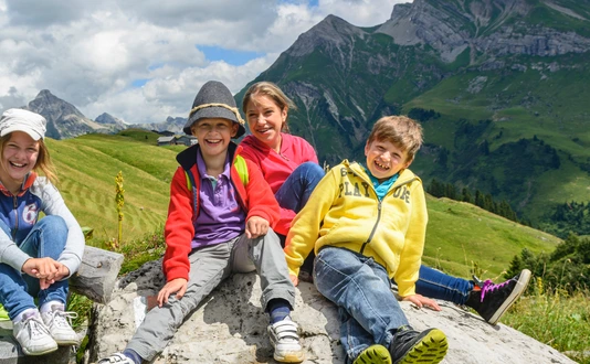 Kinder in den Bergen