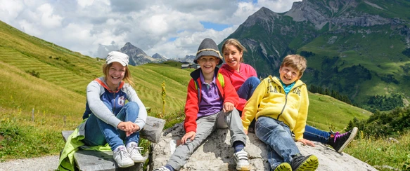 Kinder in den Bergen