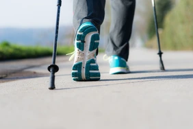 nordic walking auf asphalt