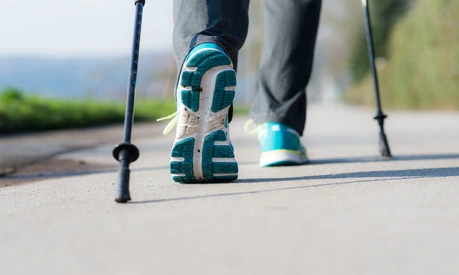 nordic walking auf asphalt