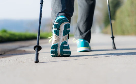 nordic walking auf asphalt