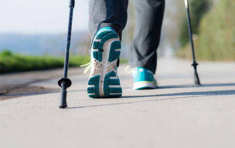 nordic walking auf asphalt