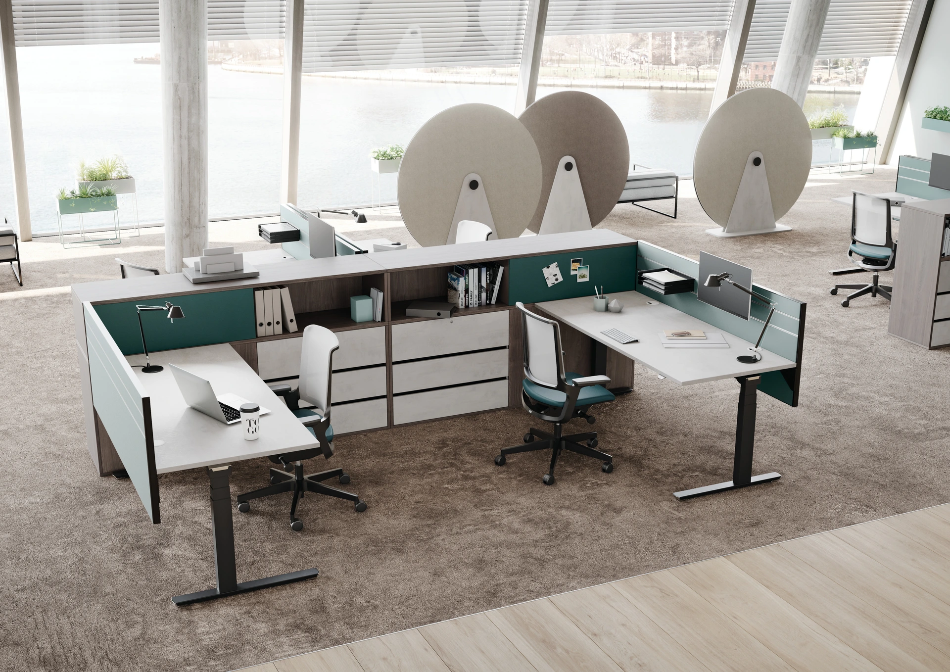 Helles Büro mit höhenverstellbaren Schreibtischen, Stauraum und runden Akustiktafeln von PALMBERG