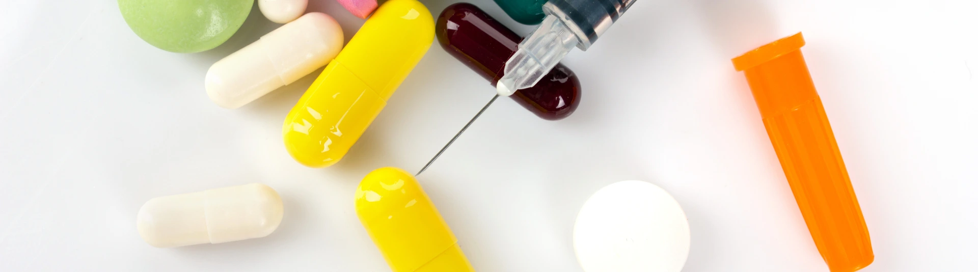 Spritze und Tabletten - Therapie einer Allergie