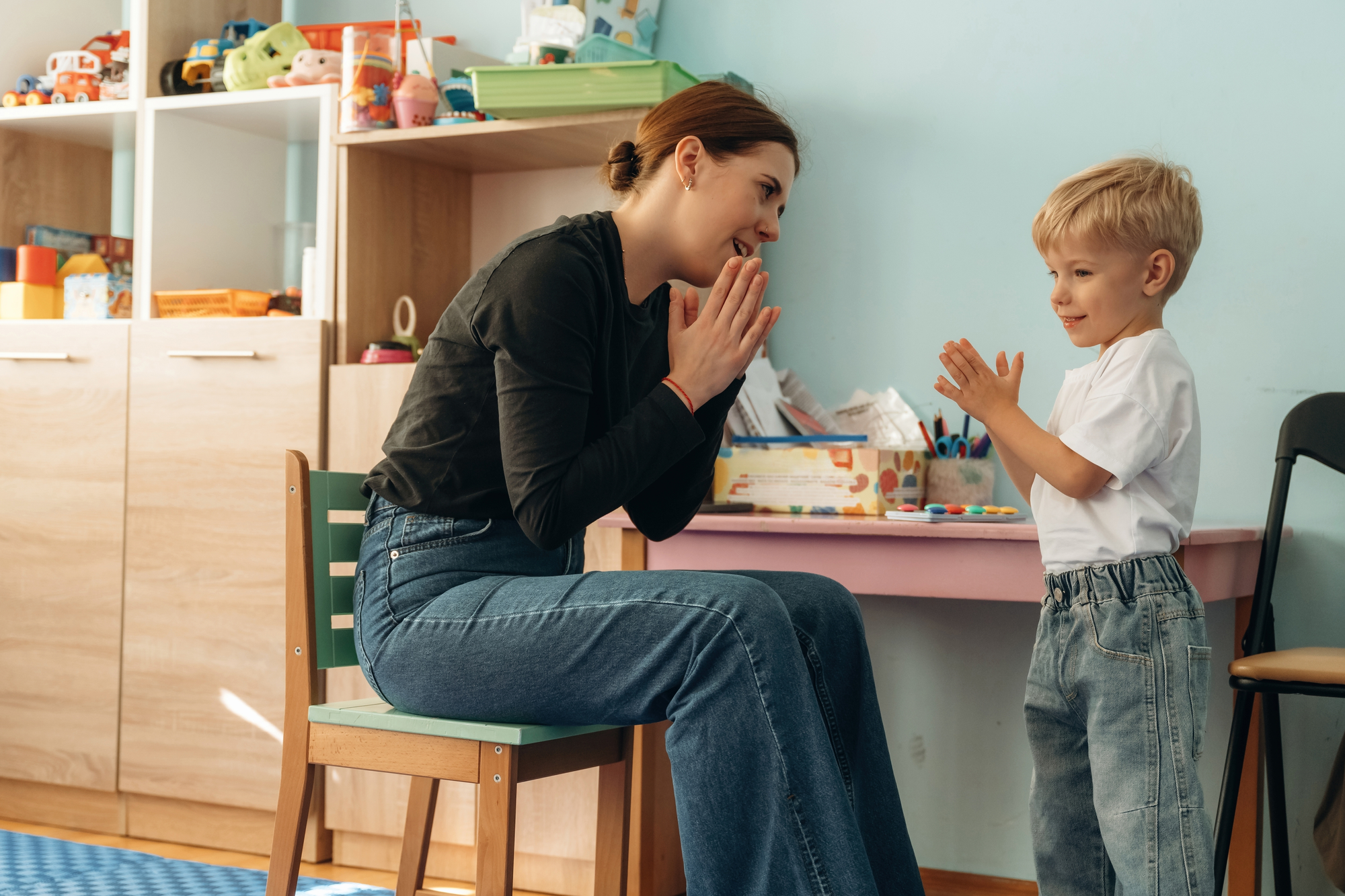 child_playing_clapping_psychologist