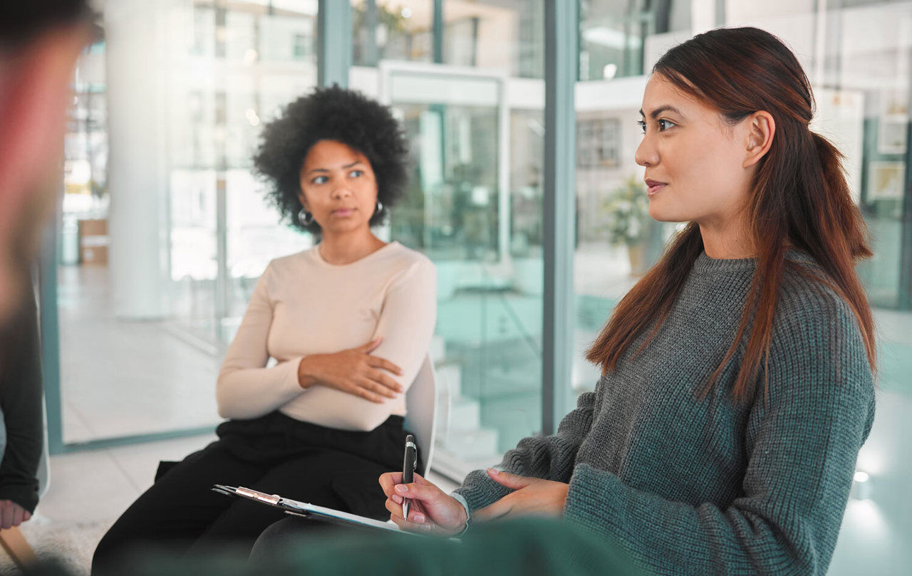 Junge Psychologiestudierende im Therapiegespräch bei der Berufsqualifizierenden Tätigkeit III