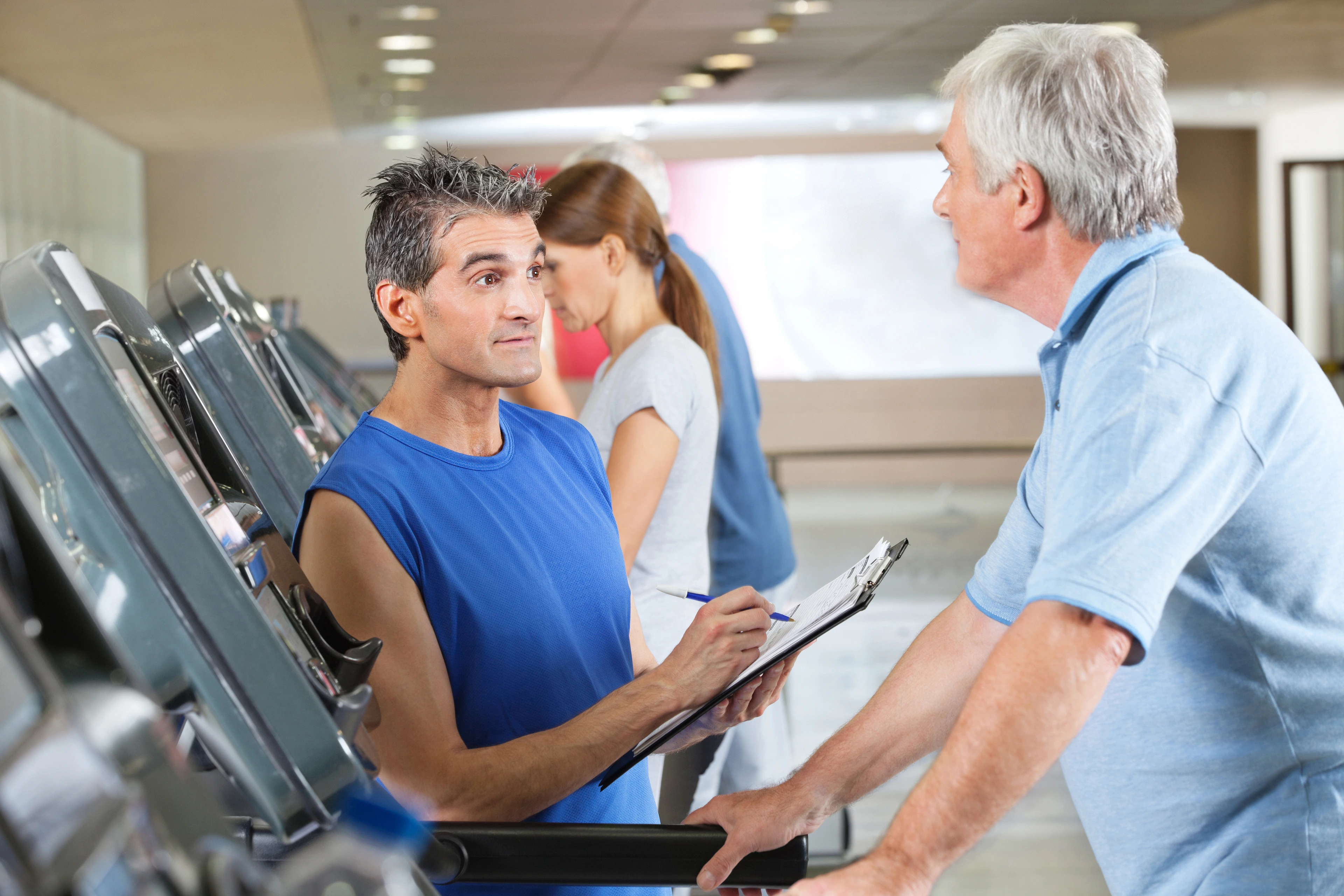 Fitnesstrainer berät Senioren