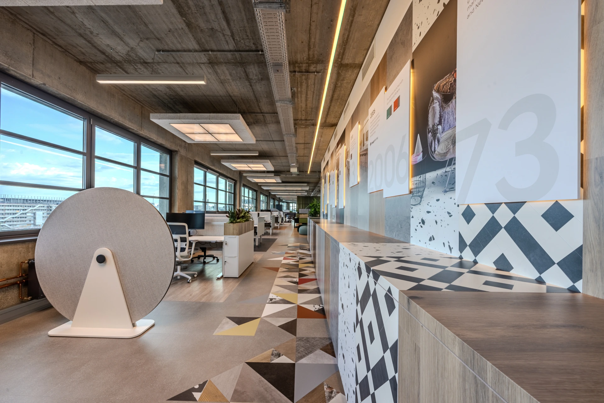 Designflooring_ Disc; grau; Fuss Superweiß; werbefotograf nikita kulikov