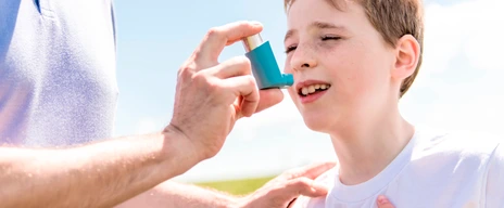 Junge hat Asthma