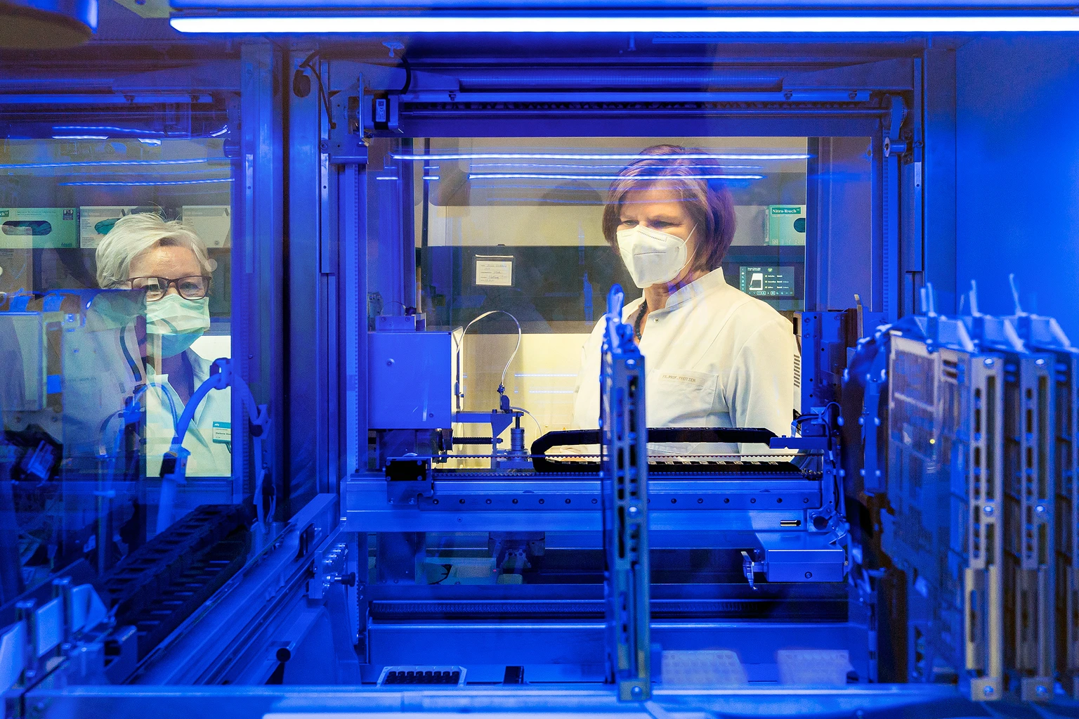 Ulrike Protzer with FFP2 mask in the laboratory