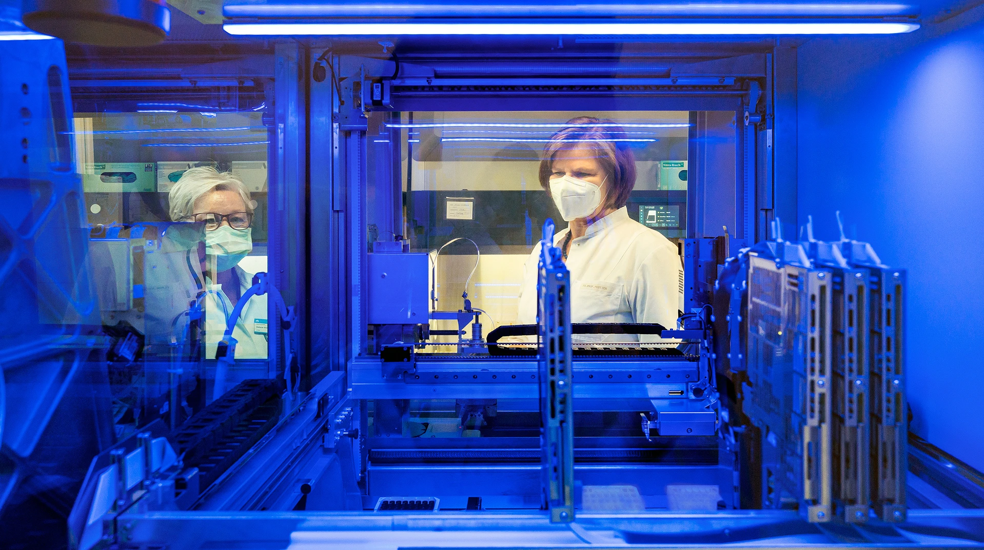 Ulrike Protzer with FFP2 mask in the laboratory