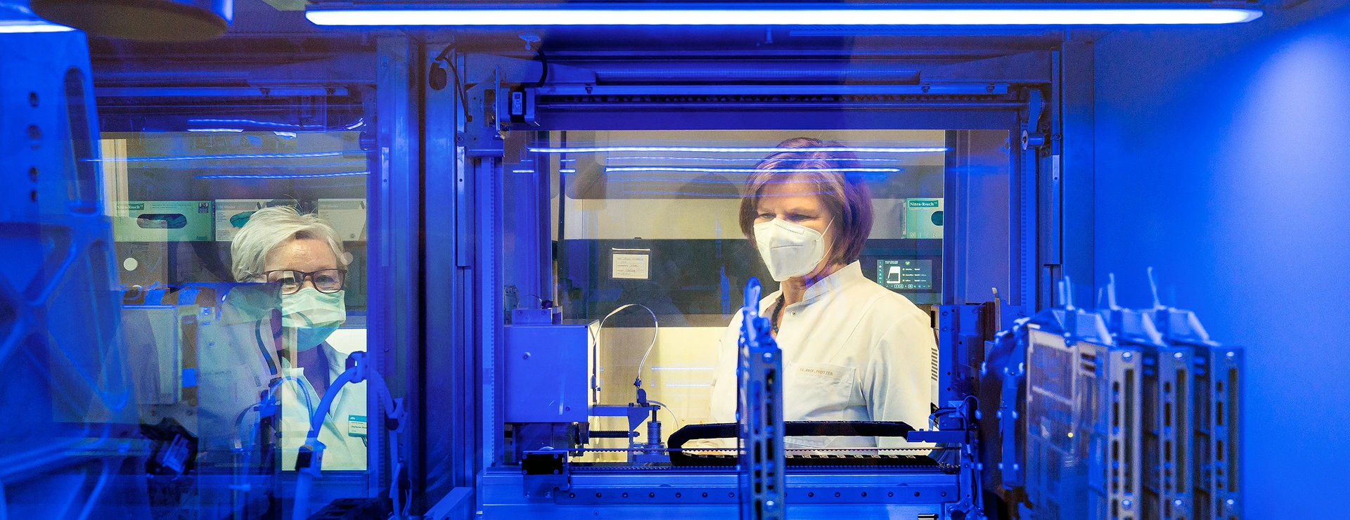 Ulrike Protzer with FFP2 mask in the laboratory