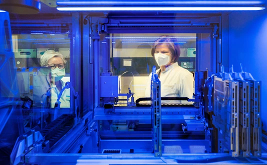 Ulrike Protzer with FFP2 mask in the laboratory