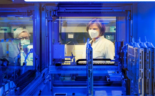 Ulrike Protzer with FFP2 mask in the laboratory