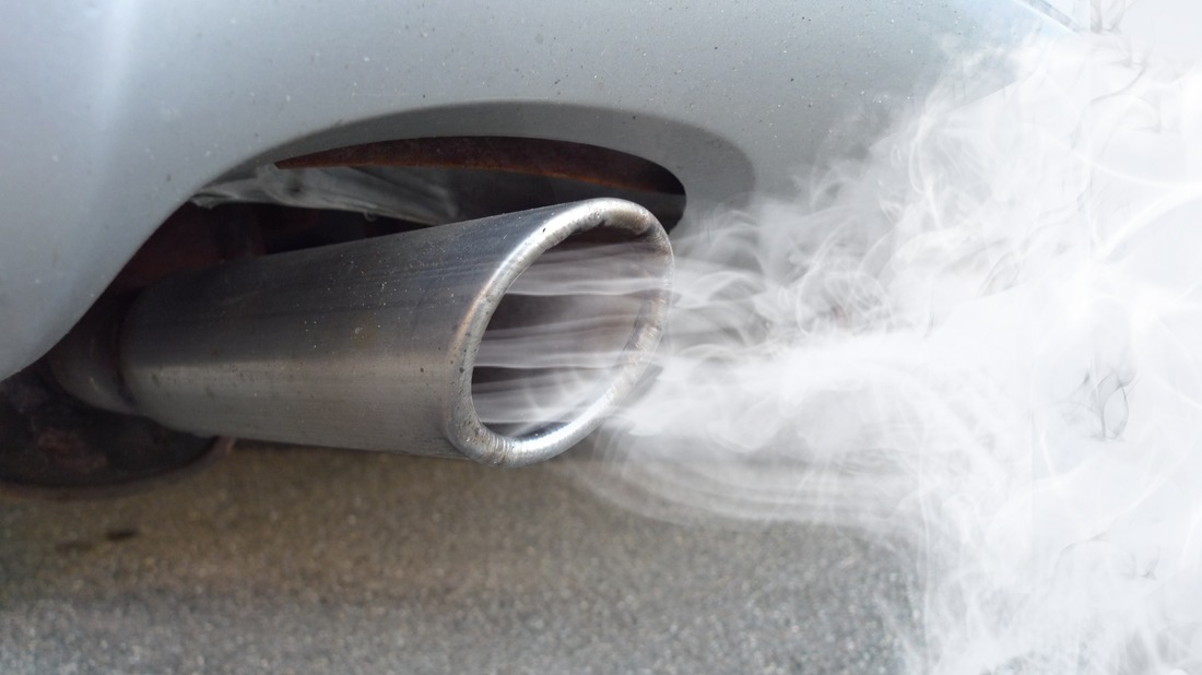 Autoabgase sind Luftschadstoffe, die zur Entstehung einer Allergie beitragen können
