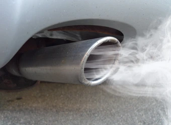 Autoabgase sind Luftschadstoffe, die zur Entstehung einer Allergie beitragen können