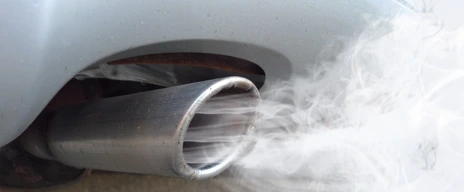 Autoauspuff mit Abgasqualm