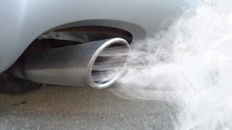Autoauspuff mit Abgasqualm