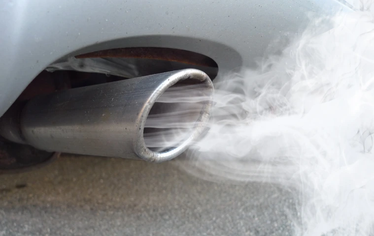 Autoauspuff mit Abgasqualm