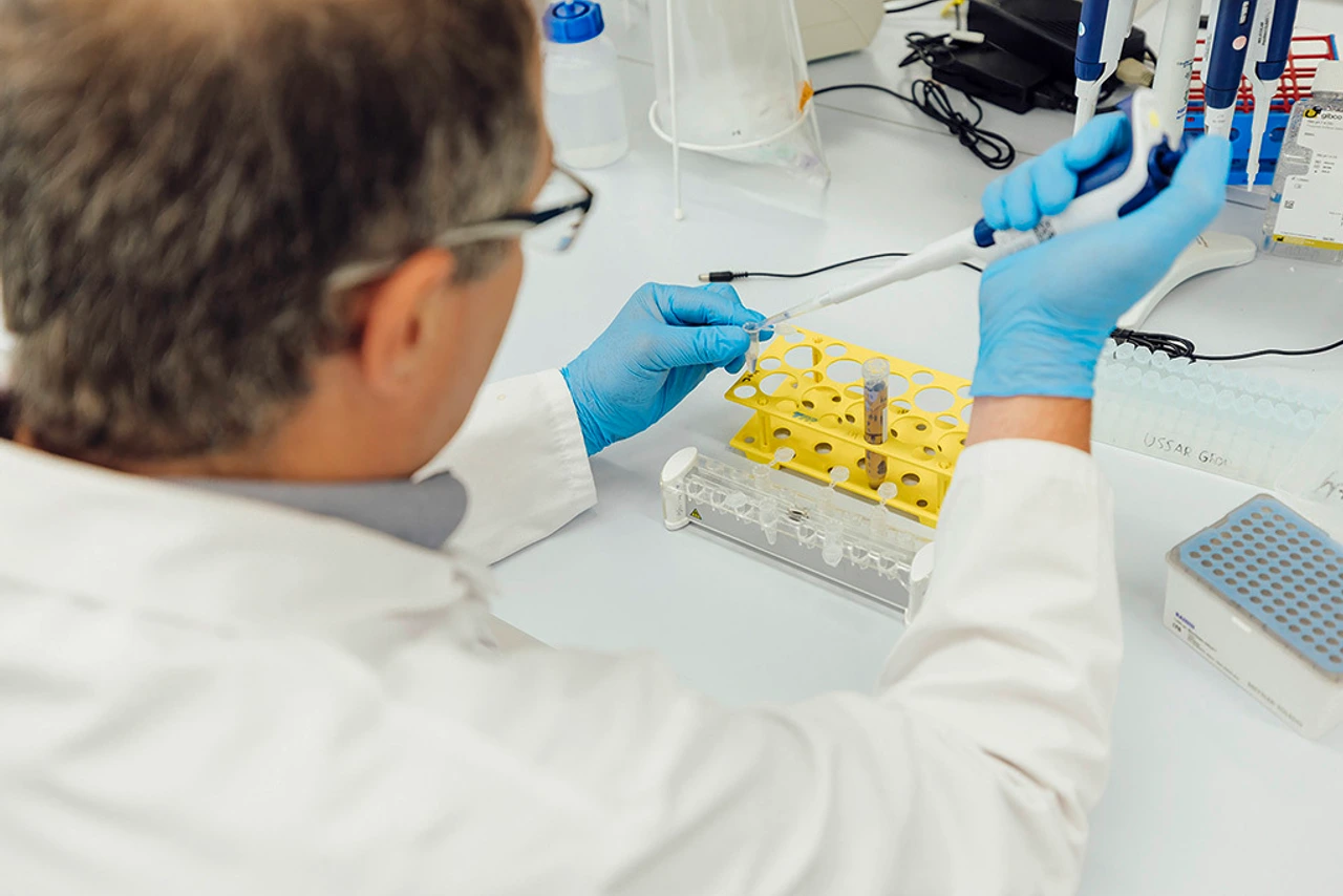 Pipettieren einer Medikamentenlˆsung f¸r Zellexperimente