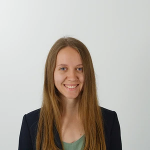 Porträt Franziska Ober; Hintergrund: grau
