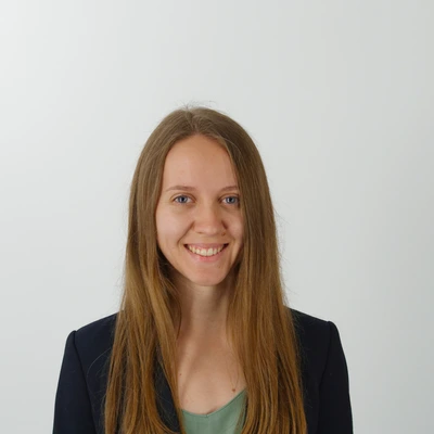 Porträt Franziska Ober; Hintergrund: grau