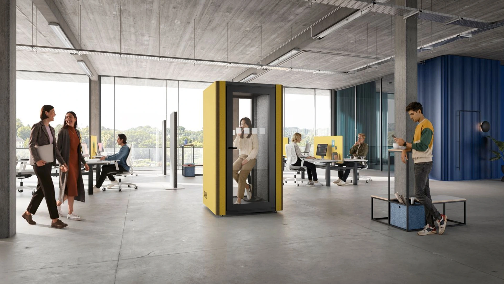 In einem weitläufigen Büro sitzt eine Frau in einer Box, die zum Telefonieren den Lärm von außen abhält.