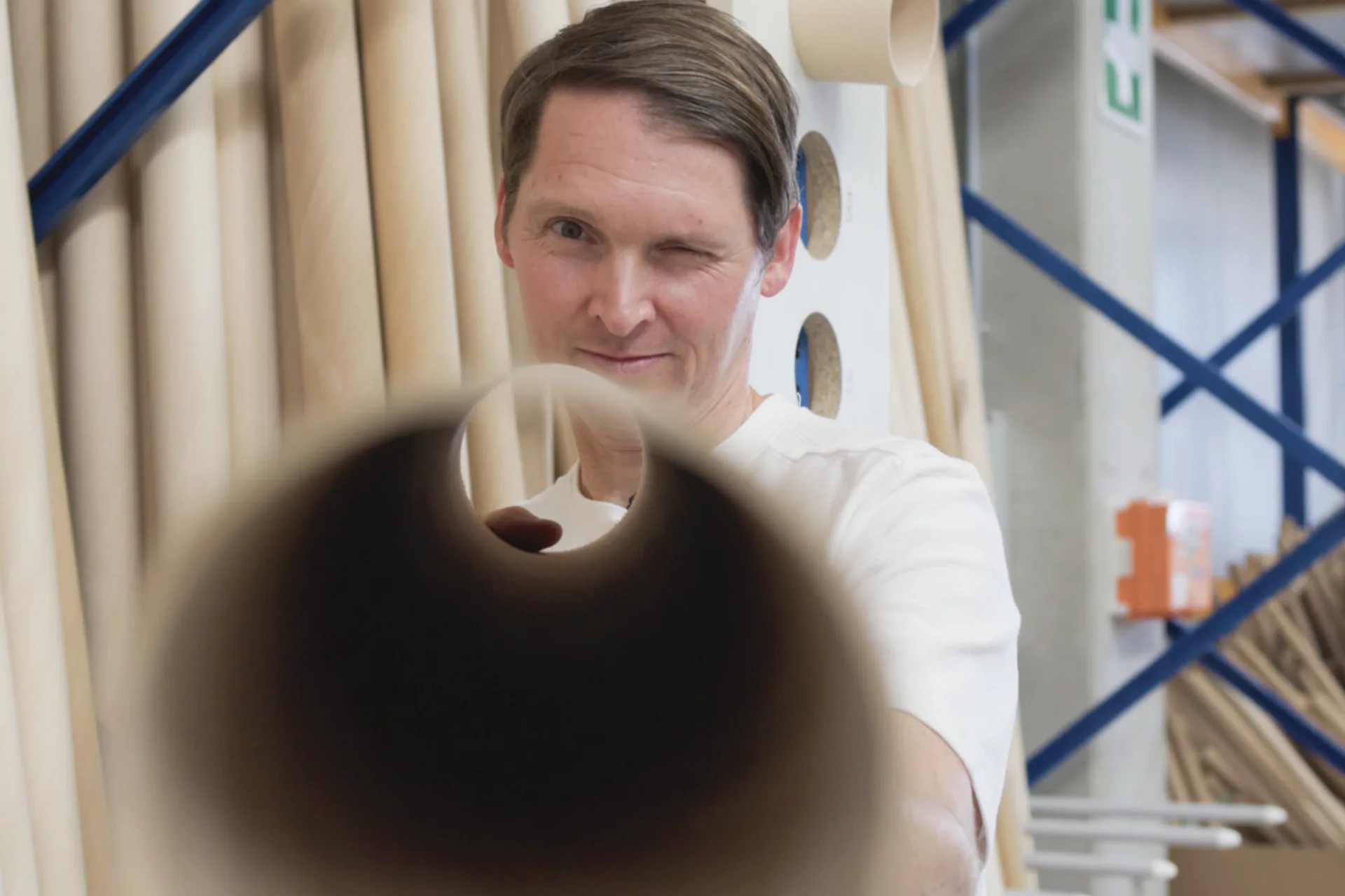 Designer Sascha Sartory in der Interaktion mit der Holzröhre Curl