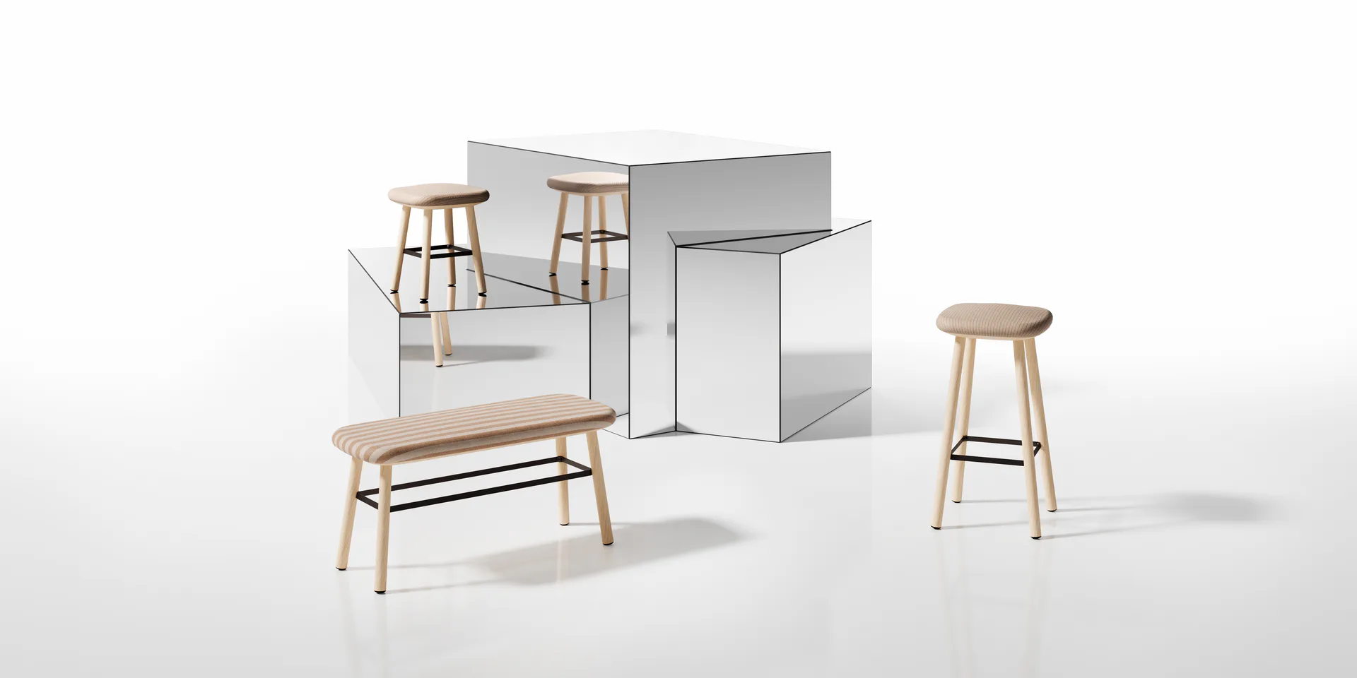 Hocker, Bank und Barhocker mit gepolsterter Sitzfläche und Holzröhren-Gestell.