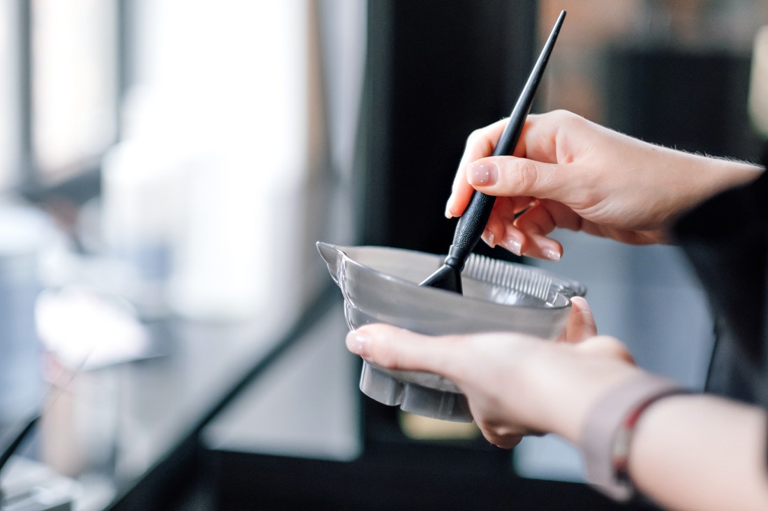 Farbe mischen zum Haarefärben - Frisöre haben ein berufsbedingt erhöhtes Risiko für Allergie