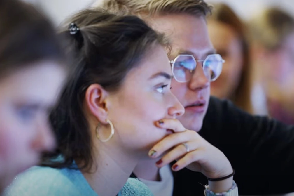 Steffen Schneider erklärt einer Schülerin KI-Tools