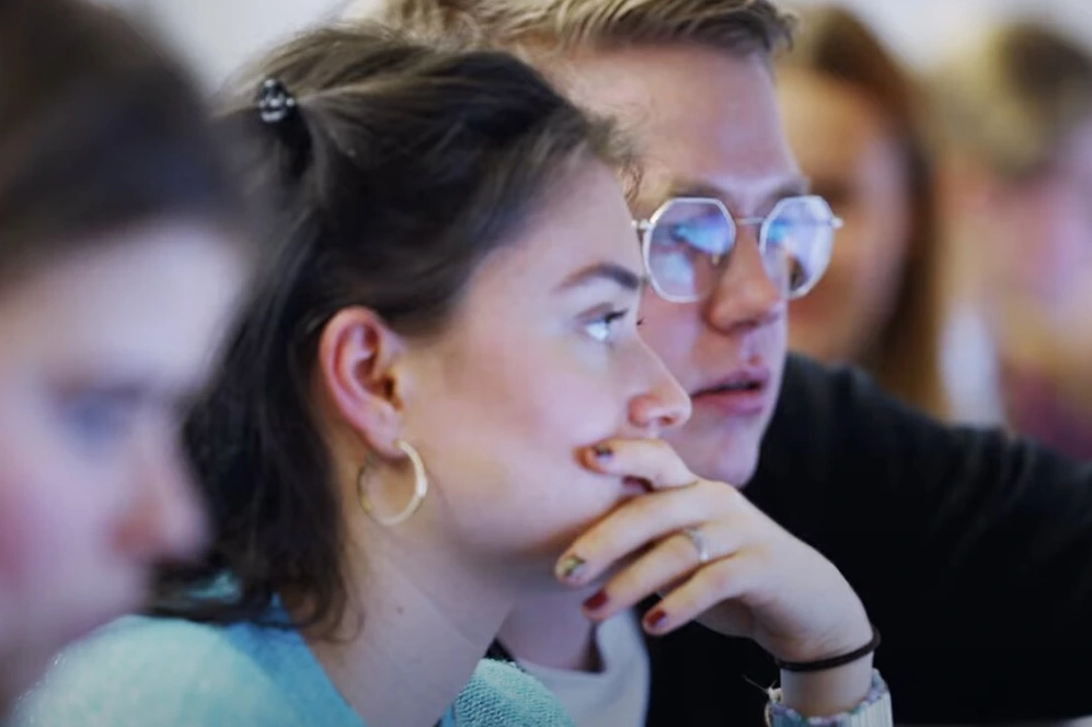 Steffen Schneider explaining AI tools to a pupil