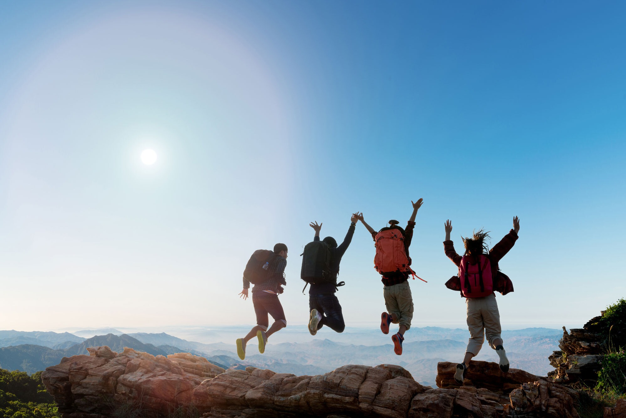 Kein Stress ist nicht genug Weg zu mehr Wohlbefinden glückliche Gruppe aus Berggipfel