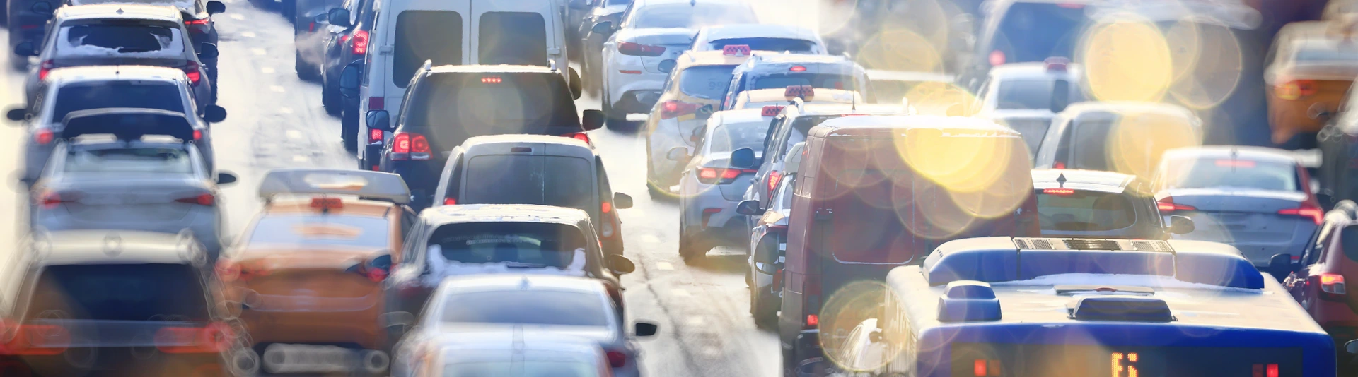 [Translate to German:] Many cars on the road