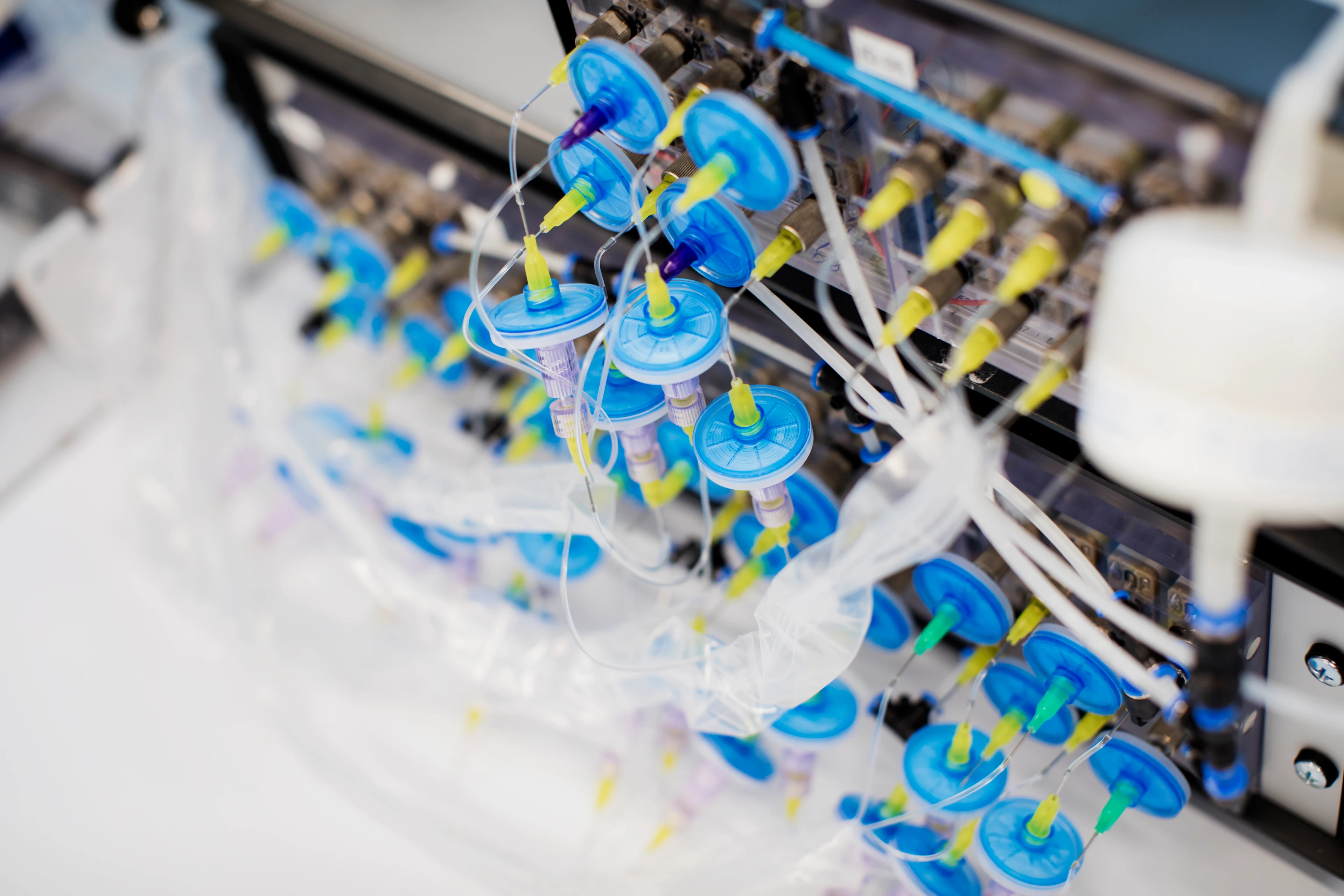 Hauchdünne Flüssigkeitskanäle versorgen die winzigen Zellkulturkammern im Organ-on-a-Chip mit Nährstoffen und Signalstoffen.