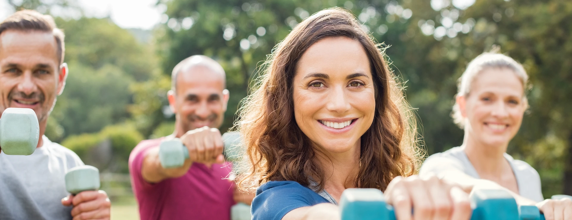 Personen, die Sport im Park machen AdobeStock_142682959