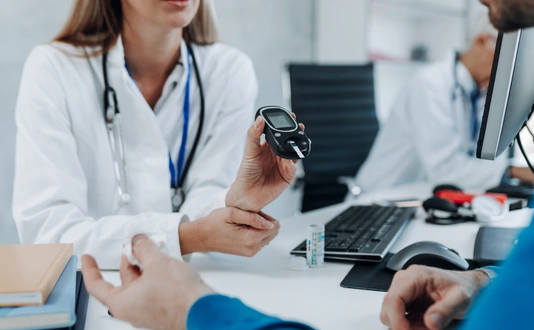 Arzt mit Diabetes-Patient im Gespräch