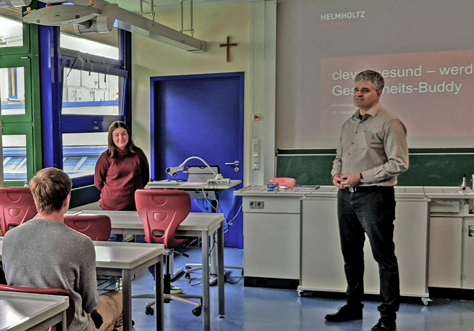 Janina Gerlach von unserem clever.gesund-Team mit dem stellvertretenden Schuldirektor des Meranier-Gymnasiums Lichtenfels Gregor Christof.