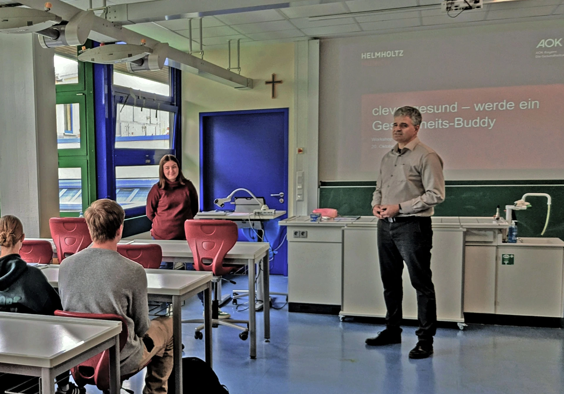 Janina Gerlach von unserem clever.gesund-Team mit dem stellvertretenden Schuldirektor des Meranier-Gymnasiums Lichtenfels Gregor Christof.
