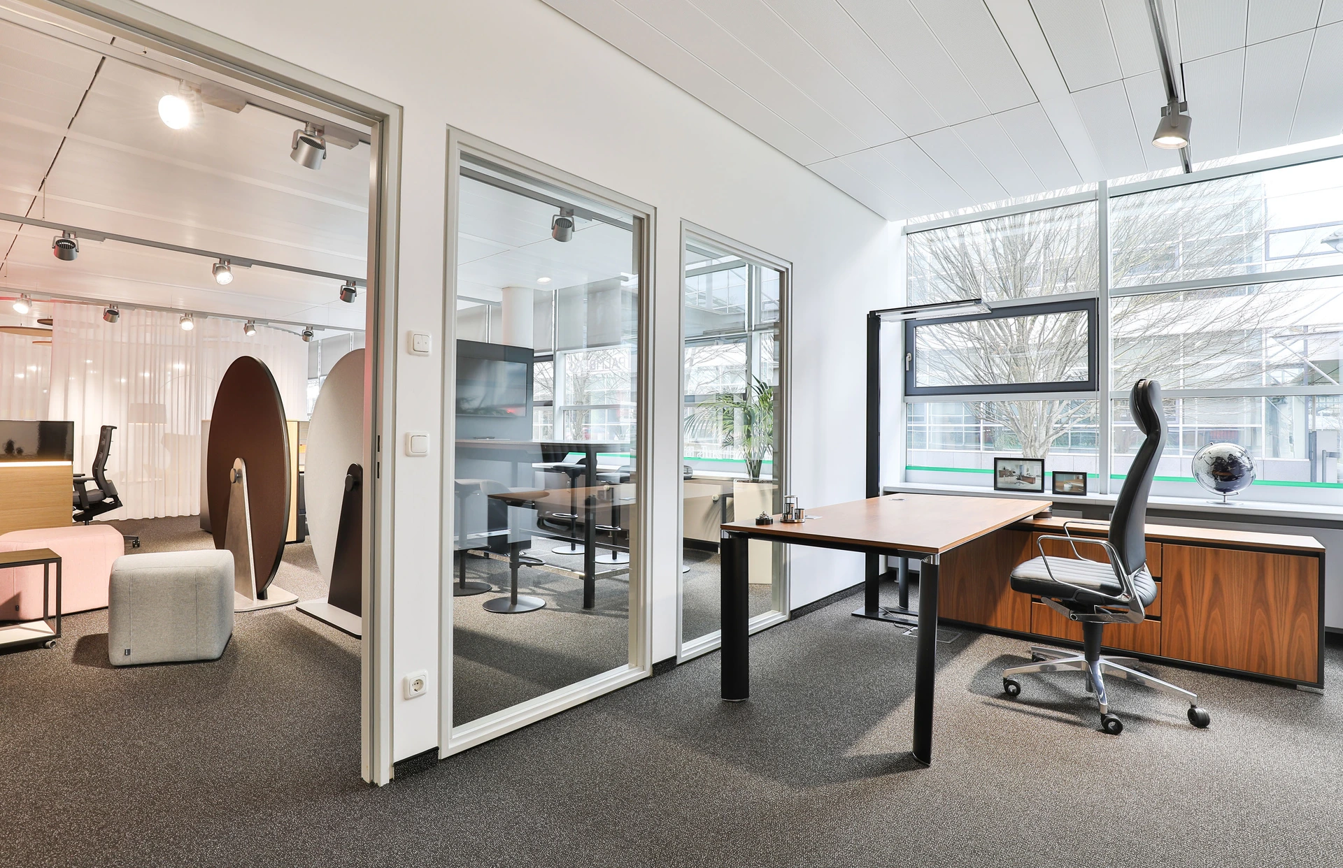 showroom-muenchen-schreibtisch-palma-aufgedockt-eingang_1