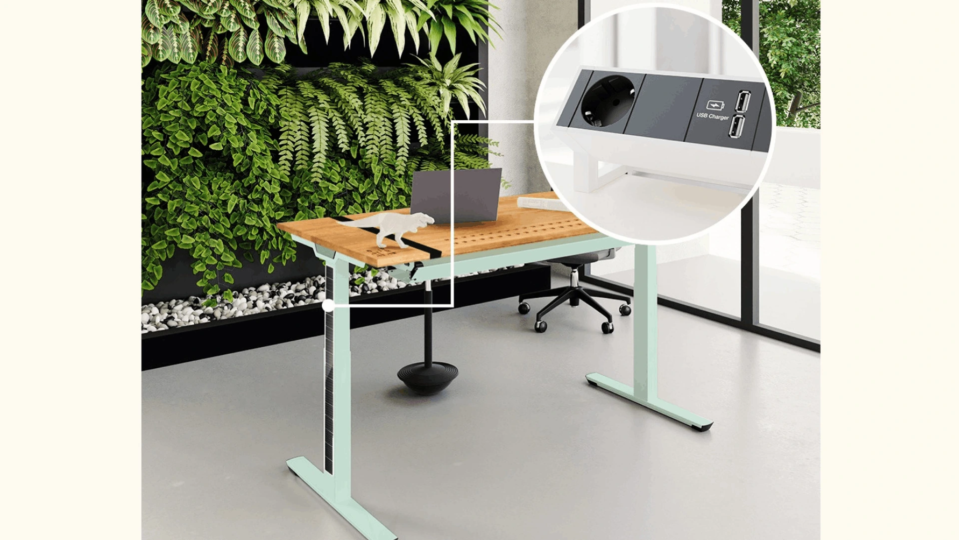 Höhenverstellbarer Schreibtisch von PALMBERG mit Holzplatte, Pflanzenwand im Hintergrund und eingebautem USB Charger