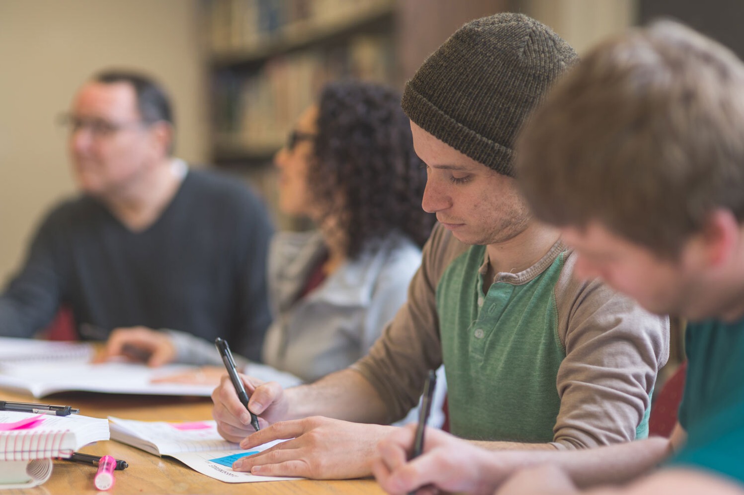 Alphabetisierung Erwachsene Lernende üben Schreiben Analphabeten gering Literalisierte