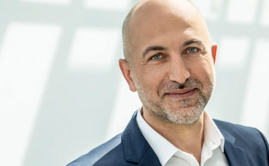 Breites Porträt von LHI Direktor Ali Önder Yildirim